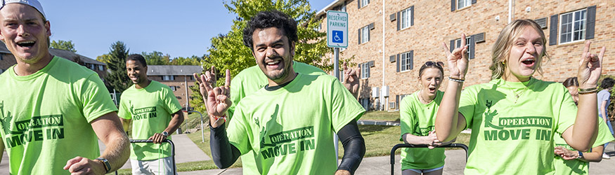 photo of students making wolf hands on move in day